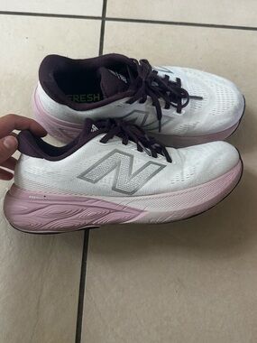 New Balance Women's White & Plum Fresh Foam